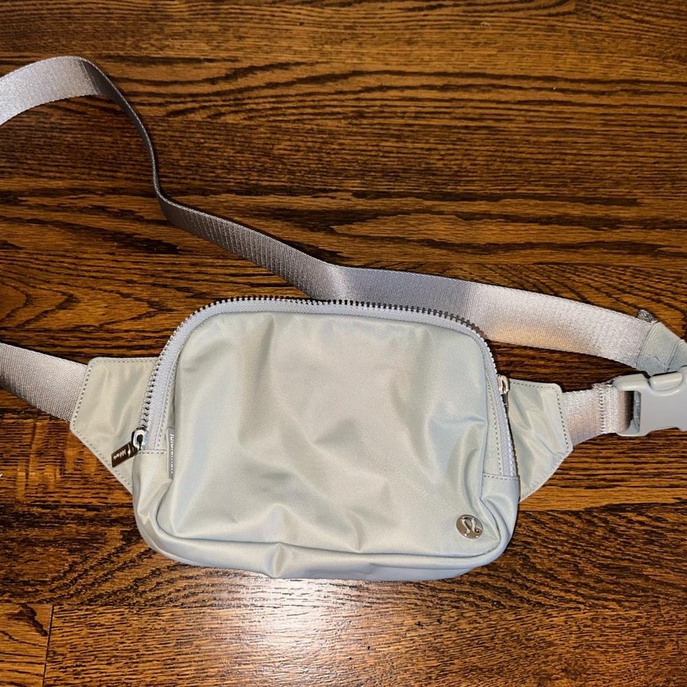 Lululemon everywhere belt bag - silver drop *new*